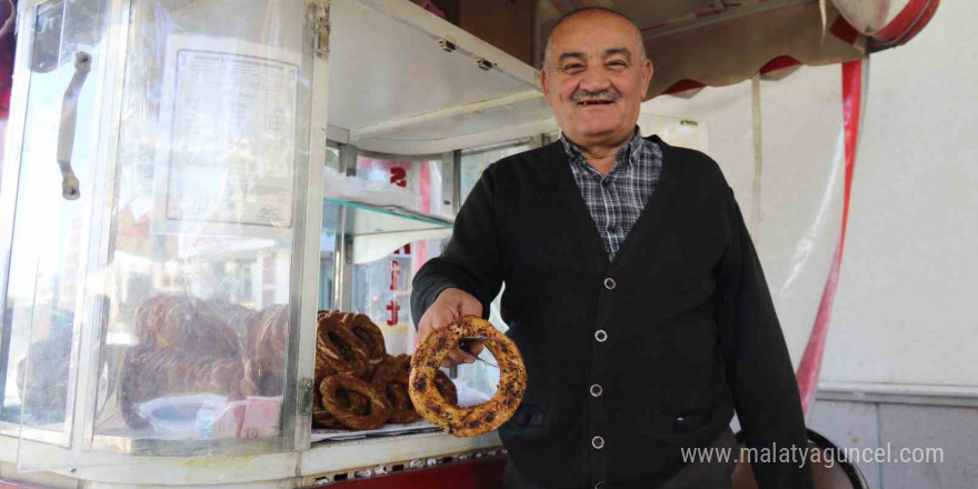 Tek koluna rağmen hayata dört elle sarılan simitçinin azmi takdir topluyor