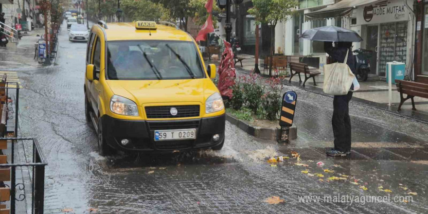 Tekirdağ’da fırtına ve şiddetli yağış hayatı felç etti