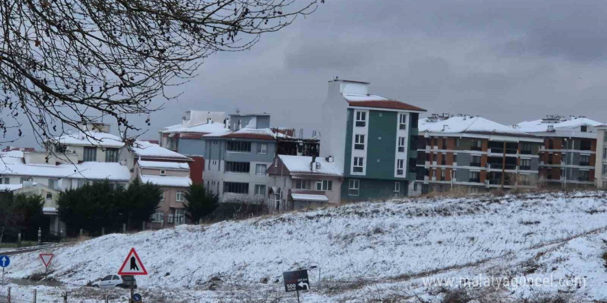 Tekirdağ’da kar yağışı şehri beyaza bürüdü