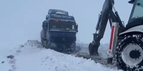 Tekirdağ’da karda mahsur kalan araçlar kurtarıldı