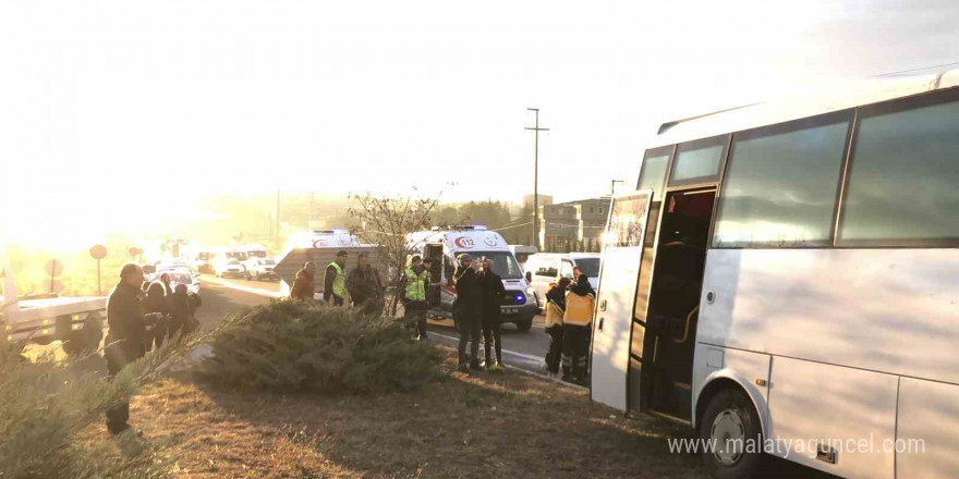 Tekirdağ’da karşı şeride geçen otomobil servisle çarpıştı: 1 ölü, 10 yaralı