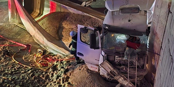 Tekirdağ’da üç araçlı trafik kazasında tır köprüye çarptı: 1 ağır yaralı