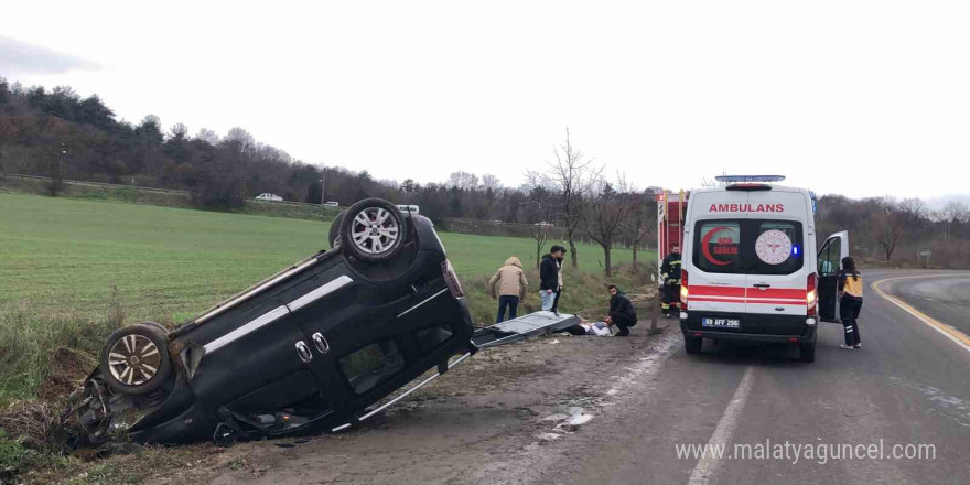 Tekirdağ’da virajda kayan araç takla attı: 2 yaralı