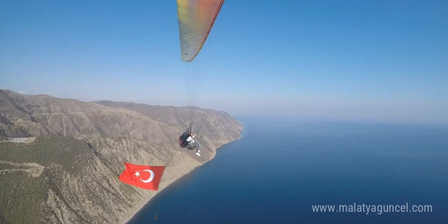 Tekirdağ’da yamaç paraşütçülerden Türk bayrağıyla Cumhuriyet uçuşu