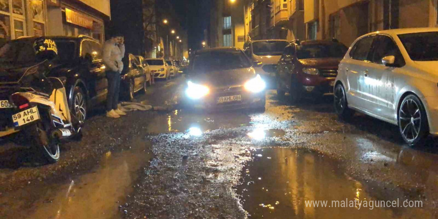 Tekirdağ’da yol çöktü, otomobil çukura saplandı