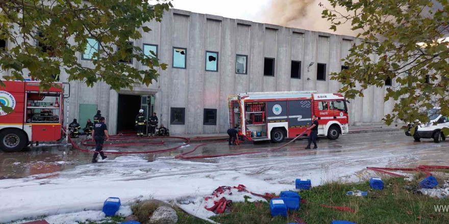 Tekirdağ’daki fabrika yangını 3 saattir devam ediyor