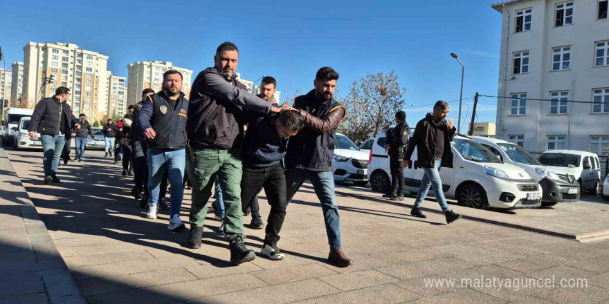 Teknik direktör cinayetinde 13 zanlı adliyede