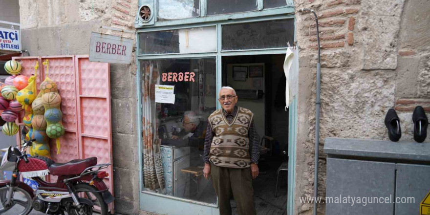 Teknolojiye aldırış etmeyen berber