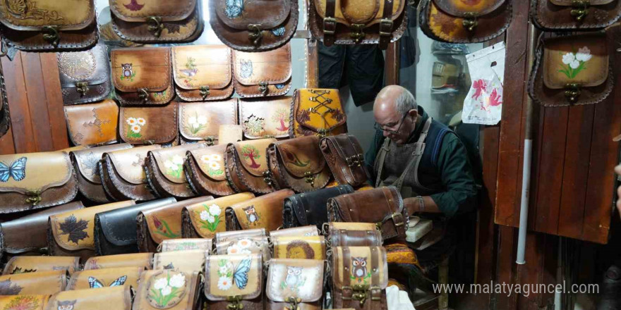 Teknolojiye direnerek 65 yıllık geleneğe sahip çıkıyor