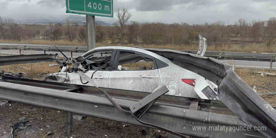 TEM’de bariyerlere ok gibi saplanan aracın motoru ve tavanı koptu