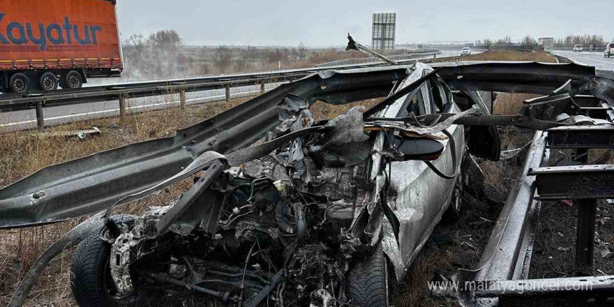 TEM’de bariyerlere ok gibi saplanan aracın motoru ve tavanı koptu