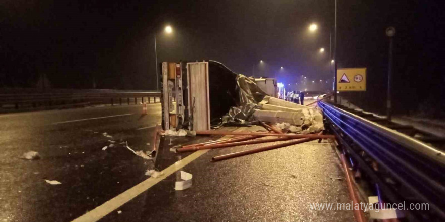 TEM’de devrilen tırın dorsesindeki malzemeler yola saçıldı