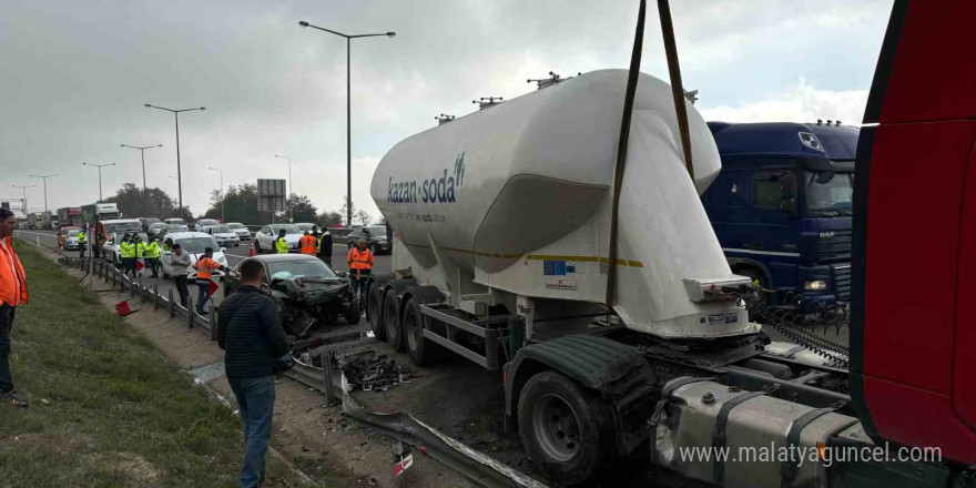 TEM’de karşı şeride geçen tanker ortalığı karıştırdı: 2 yaralı