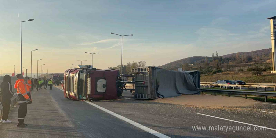 TEM’de tır devrildi: Ankara istikameti ulaşıma kapandı