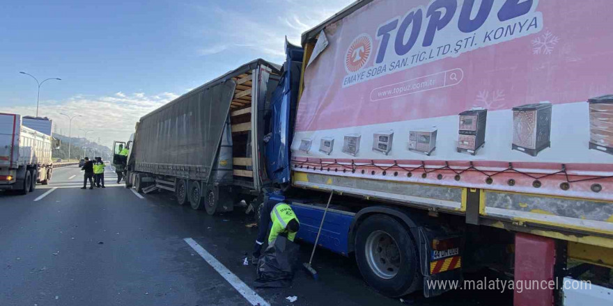 TEM’de tırlar çarpıştı: Sıkışan sürücü kurtarıldı