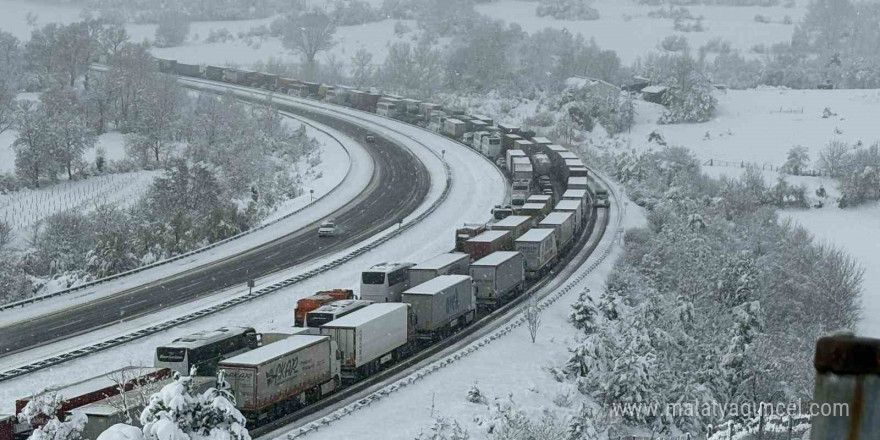 TEM’de trafik durdu, maddi hasarlı kazalar yüzünden yol tıkandı