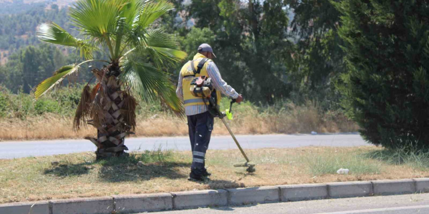 Temizlik işçilerinin sıcakla mücadelesi başladı