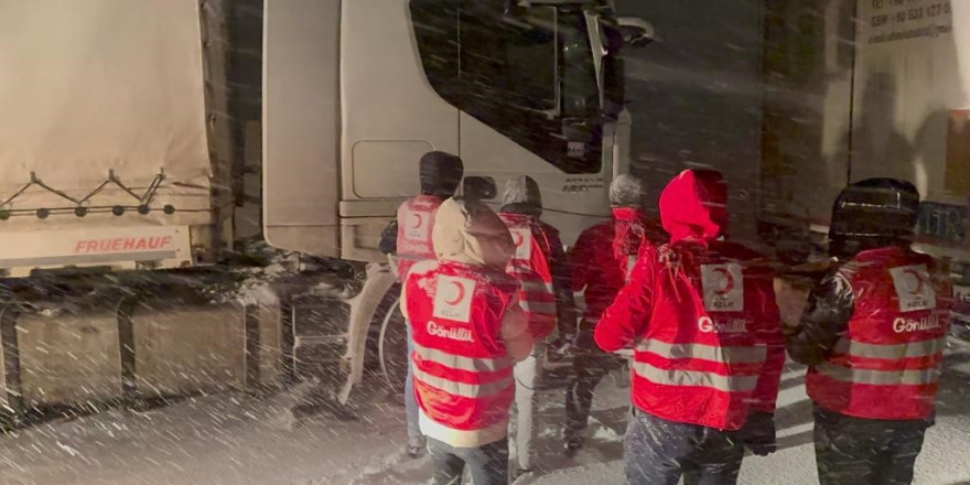 Tendürek Geçidi’nde bekleyen tır sürücülerine Kızılay’dan kumanya