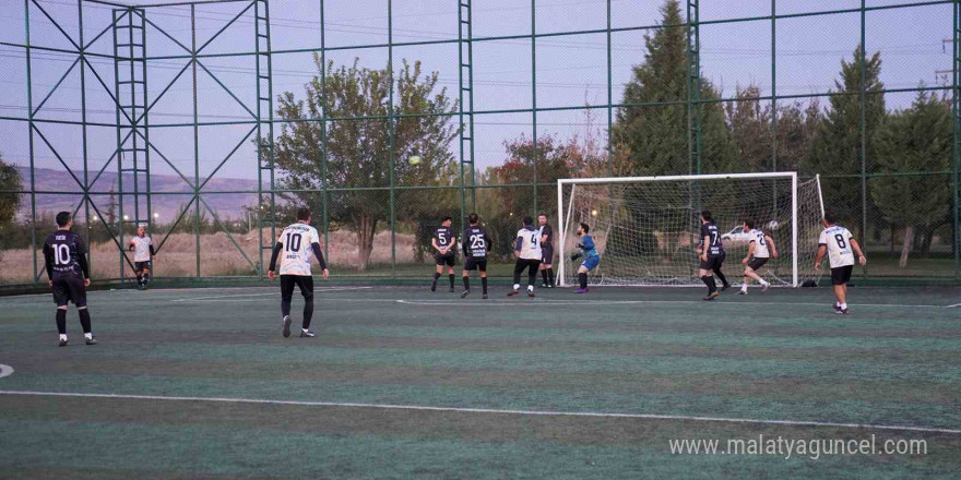 Tepebaşı’nda futbol turnuvası başladı