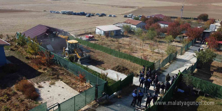 Tepebaşı’nda tarım arazilerindeki kaçak yapılar yıkılıyor