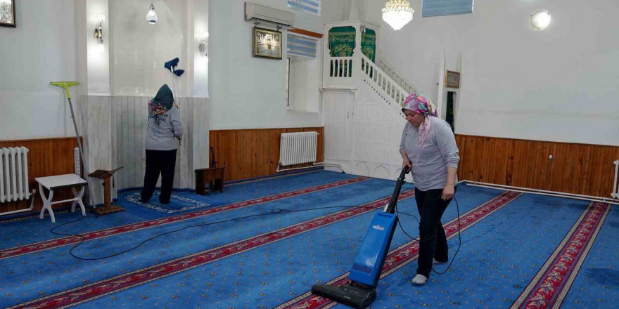 Tepebaşı’ndaki camilerde Kurban Bayramı temizliği