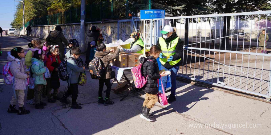 Tepebaşı’ndan ilkokul öğrencilerine beslenme desteği devam ediyor