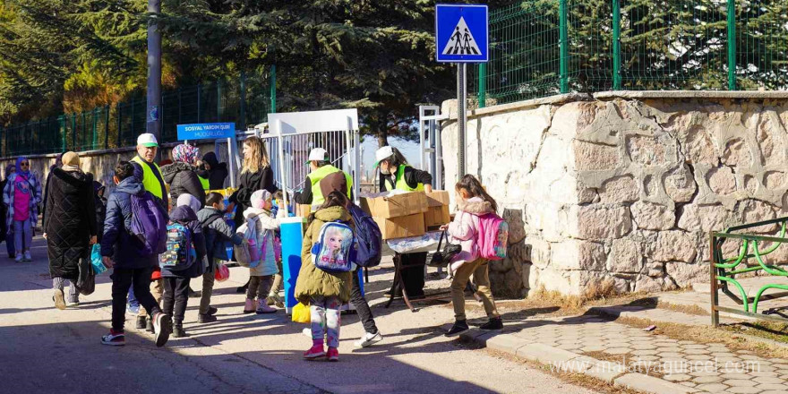 Tepebaşı’ndan ilkokul öğrencilerine beslenme desteği devam ediyor