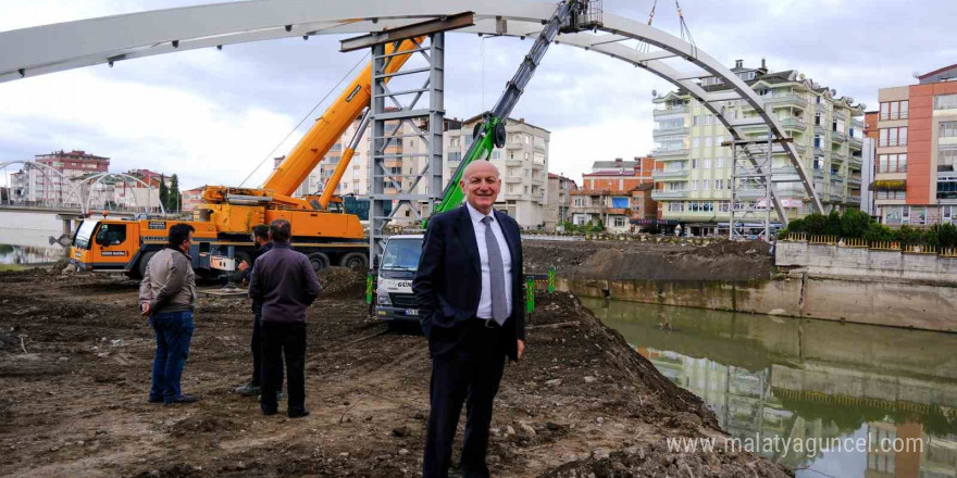 Terme’de yaya köprüsünün montajına başladı