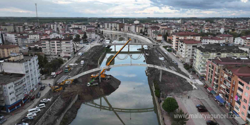 Terme’de yaya köprüsünün montajına başladı