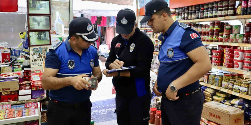 Terme’de zabıta ekipleri marketleri denetledi