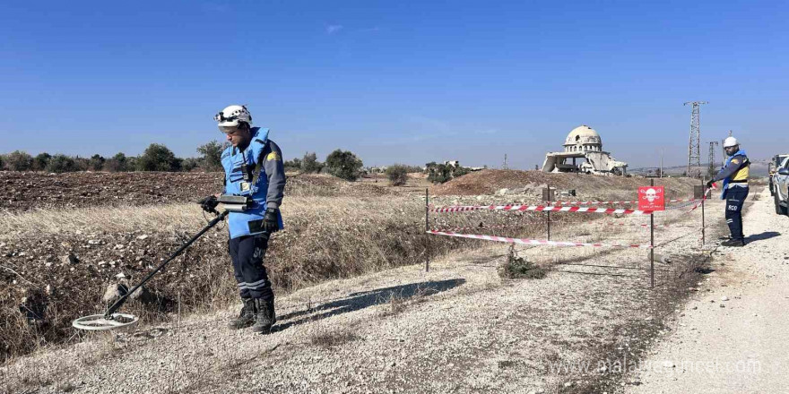 Terör örgütü PKK/YPG’nin Tel Rıfat’ta yollara döşediği bombalar temizleniyor