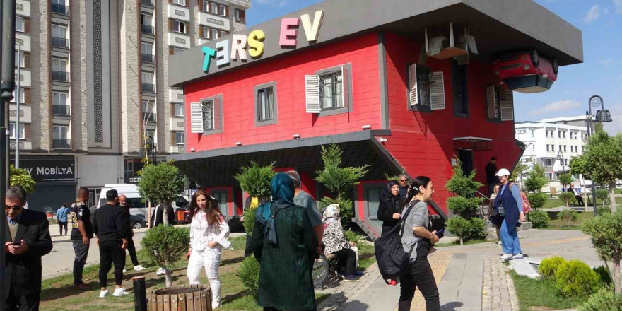 Ters evi 300 bin kişi ziyaret etti