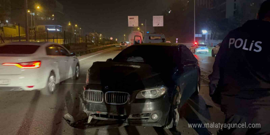 Ters şeritten ilerleyen otomobil tırla çarpıştı: 2 yaralı