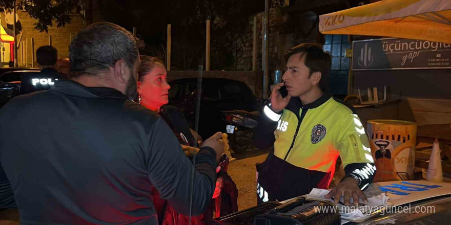 Ters yönden gelen alkollü sürücü ve eşi, polislere zor anlar yaşattı