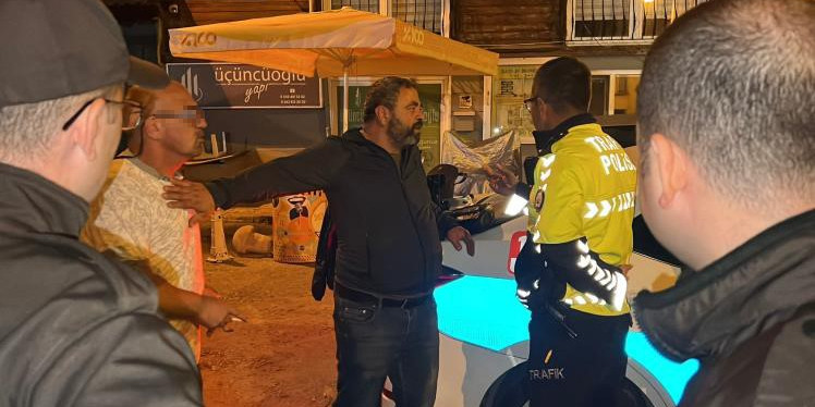 Ters yönden gelen alkollü sürücü ve eşi, polislere zor anlar yaşattı