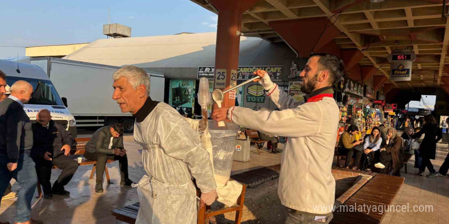 Tezgahı alınan 'Yılancı Osman' ayranı sırtında taşıdığı kova ile satıyor