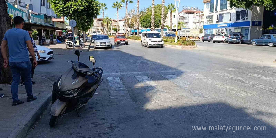 Ticari araca çarpmamak için kendilerini motosiklette attılar