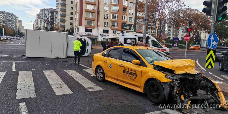 Ticari taksi ile çarpışan kamyonet devrildi: 6 yaralı