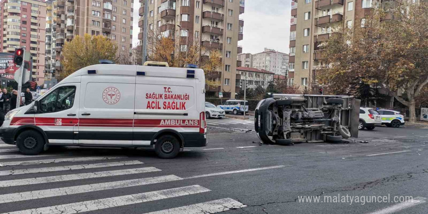 Ticari taksi ile çarpışan kamyonet devrildi: 6 yaralı