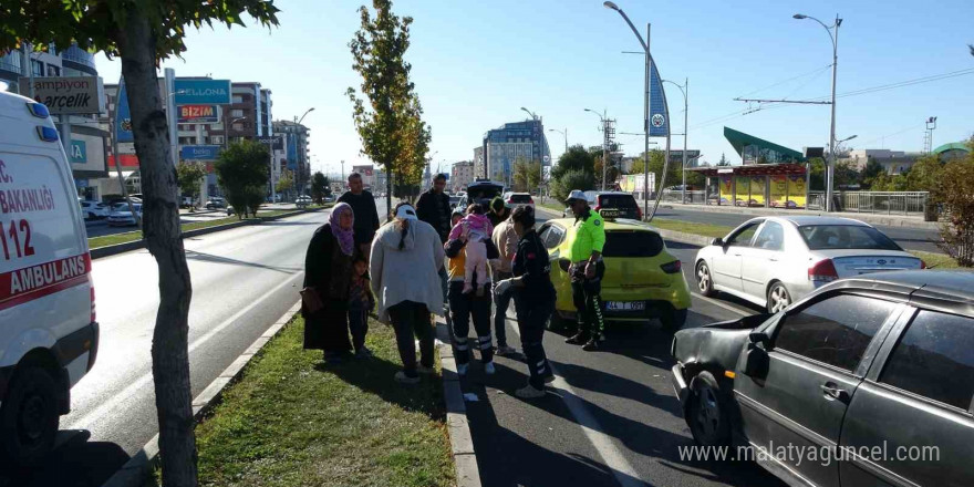 Ticari taksi ile otomobil çarpıştı: 1 yaralı