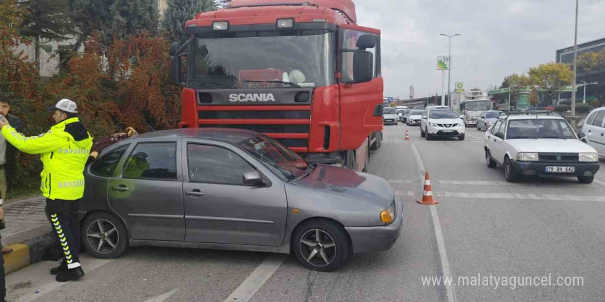 Tır ile otomobil çarpıştı: 2 yaralı