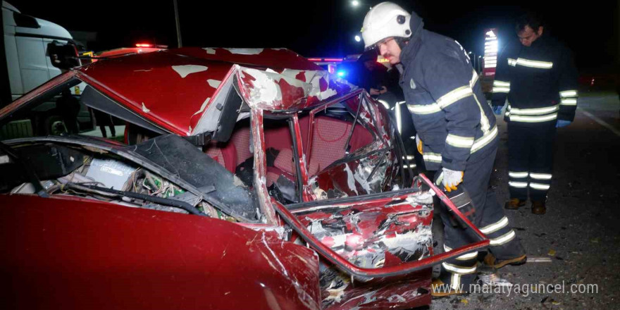 Tır ile otomobilin çarpıştığı feci kaza kamerada: 1 ölü