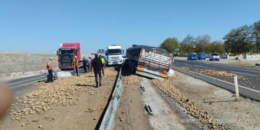 Tır refüje düştü, patatesler yola saçıldı: 1 yaralı