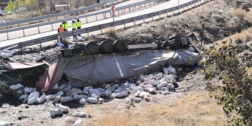 Tır sürücüsü aracından atladı ancak yine de hayatını kaybetti