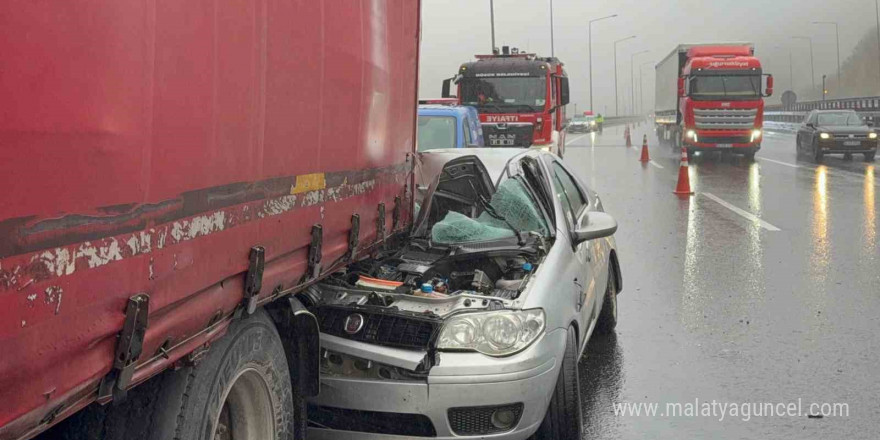 Tıra arkadan çarpan otomobilde 1 kişi öldü, 4 kişi yaralandı