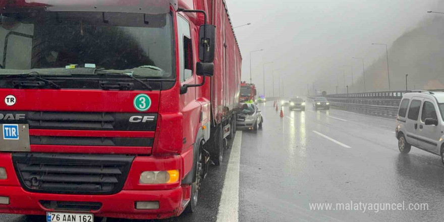 Tıra arkadan çarpan otomobilde 1 kişi öldü, 4 kişi yaralandı