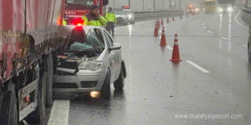 Tıra arkadan çarpan otomobilde 1 kişi öldü, 4 kişi yaralandı