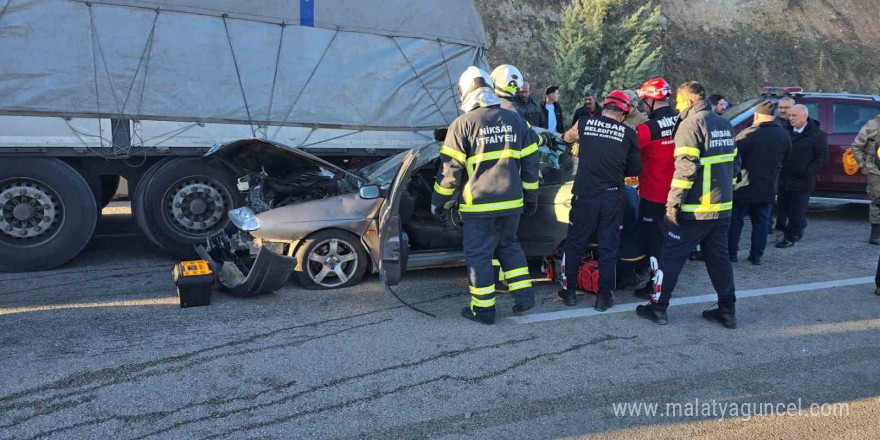 Tıra arkadan çarpan otomobildeki 1 kişi öldü, 2 kişi yaralandı