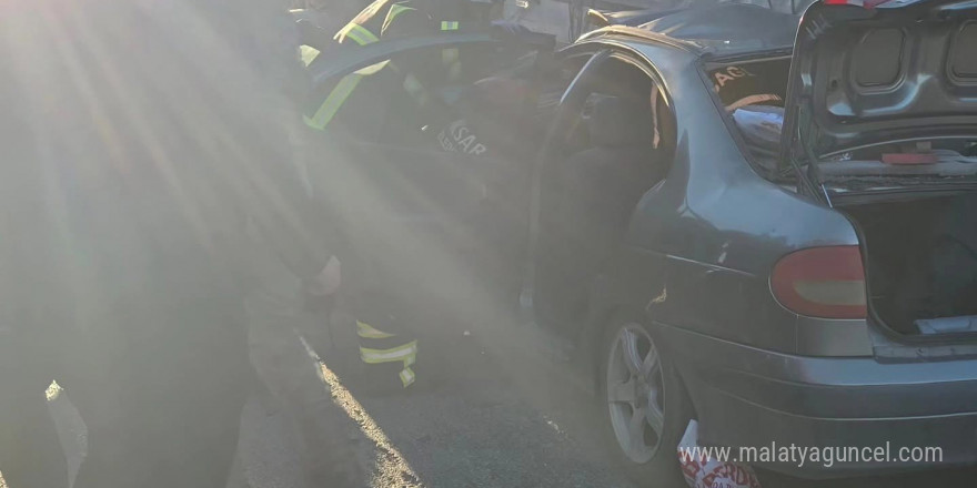 Tıra arkadan çarpan otomobildeki 1 kişi öldü, 2 kişi yaralandı