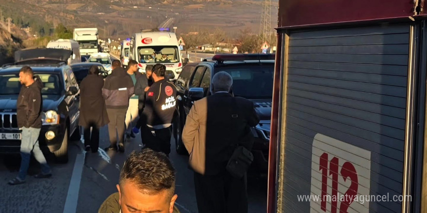 Tıra arkadan çarpan otomobildeki 1 kişi öldü, 2 kişi yaralandı